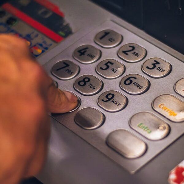 Konto kündigen in Österreich: Wann es sich lohnt und was man beachten muss – Beitragsbild (Banking / Girokonto)