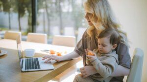 Mutter mit Kind am Laptop als Symbolbild für den neuen Fonds für Alleinerziehende