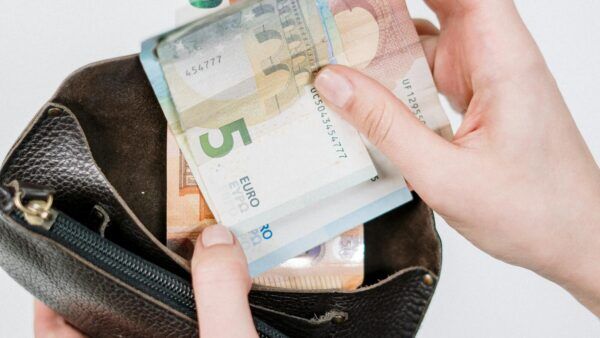 Euro-Scheine und Geldbörse – Symbolbild zum Doppelbudget 2027/2028