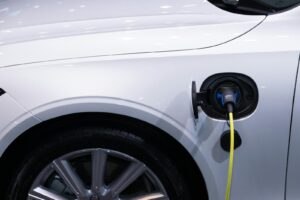 Elektroauto beim Laden als Symbol für Stromkosten im Vergleich zu Biosprit