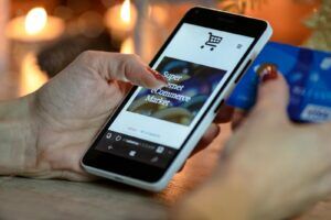 Smartphone mit Online-Shopping App - Neue EU Regeln für Klarna und BNPL