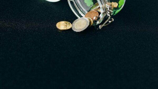 Glas mit Euro-Münzen - Symbol für Lohnnebenkosten und Ersparnisse