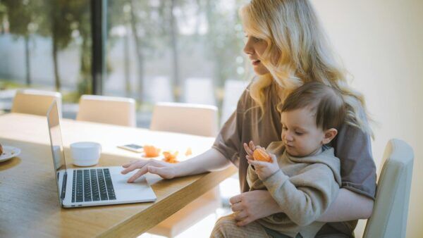 Mutter mit Kind am Laptop als Symbolbild für den neuen Fonds für Alleinerziehende