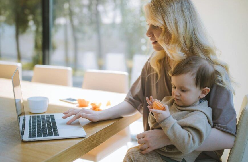 Mutter mit Kind am Laptop als Symbolbild für den neuen Fonds für Alleinerziehende