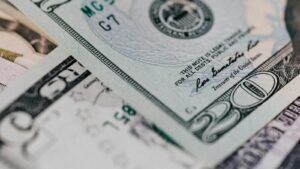 Euro-Geldscheine als Symbol für stabile EZB-Zinsen, Kredite und Sparzinsen in Österreich