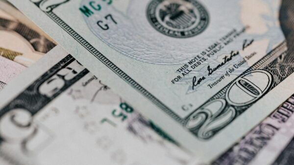 Euro-Geldscheine als Symbol für stabile EZB-Zinsen, Kredite und Sparzinsen in Österreich