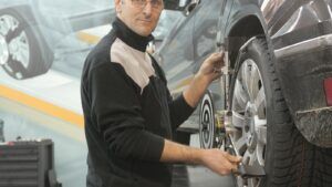 Auto in Werkstatt für Pickerl-Begutachtung in Österreich