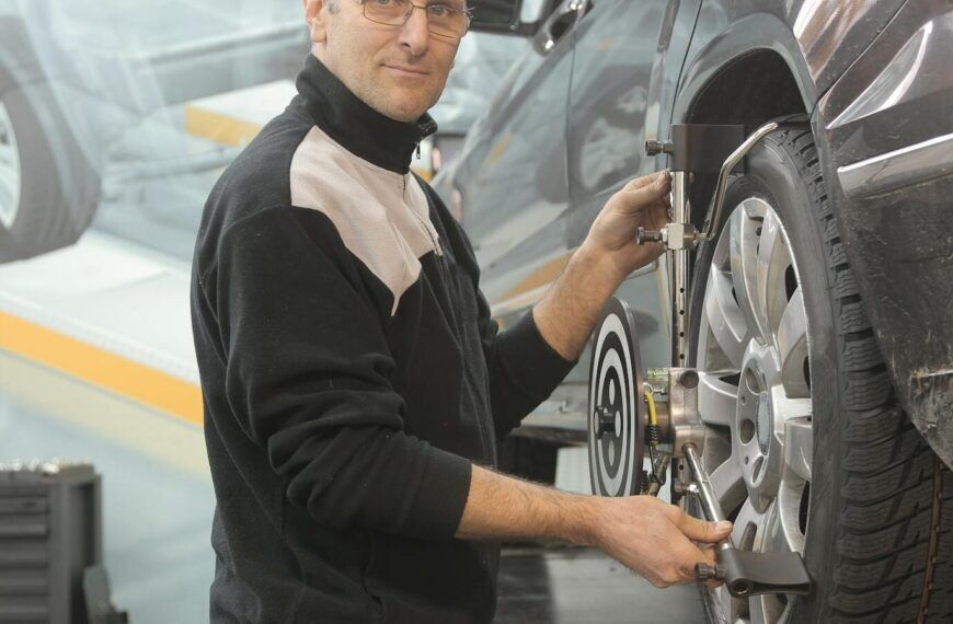 Auto in Werkstatt für Pickerl-Begutachtung in Österreich