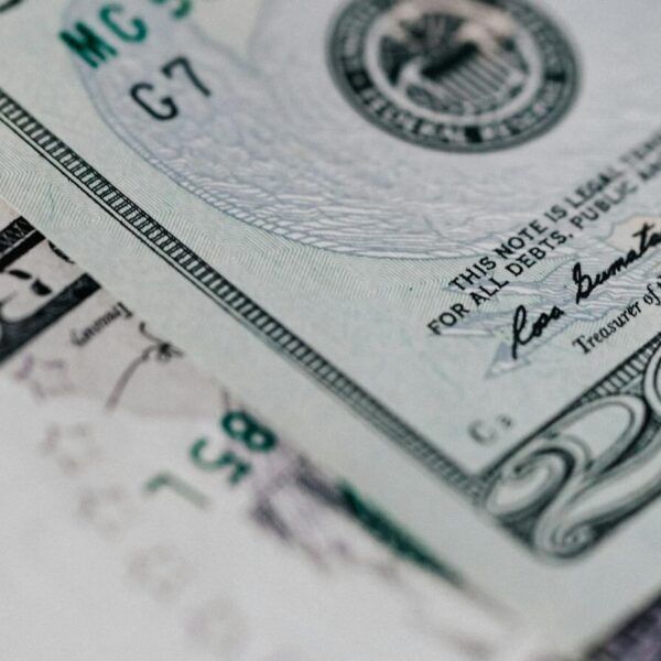 Euro-Bargeld und Geldbörse als Symbol für rechtzeitiges Geldabheben vor Bank-Einschränkungen