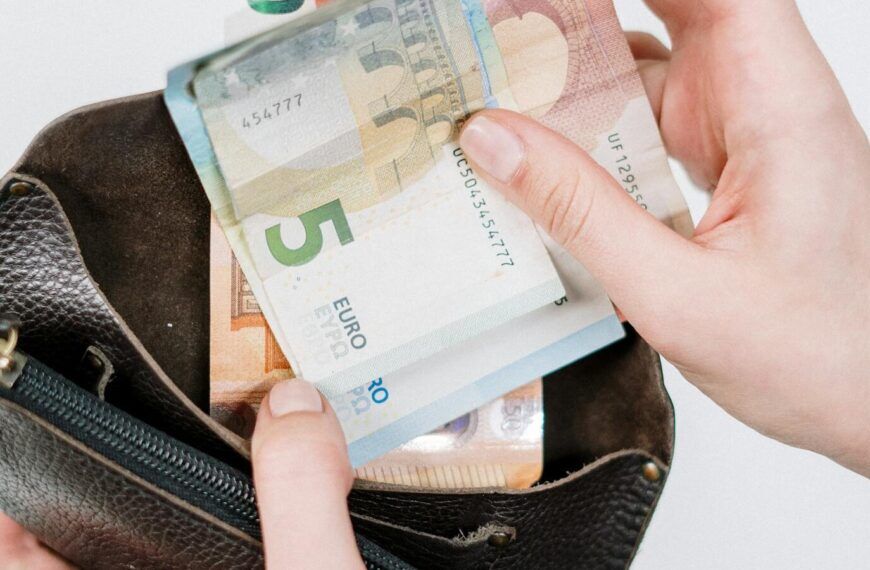 Euro-Scheine und Geldbörse – Symbolbild zum Doppelbudget 2027/2028