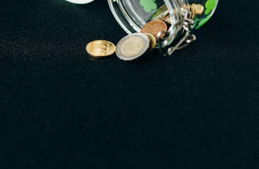 Glas mit Euro-Münzen - Symbol für Lohnnebenkosten und Ersparnisse