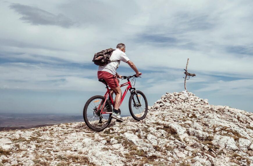 Pendler im Stau auf Autobahn - Pendlereuro 2026 verdreifacht Entlastung