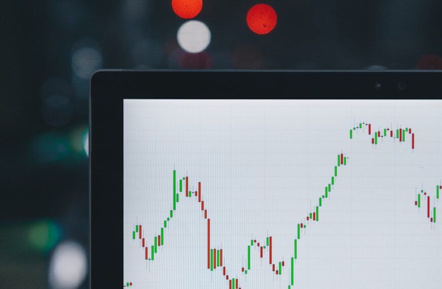 Finanzsymbolbild mit Euro-Münzen für Artikel über Trump, Iran, Ölpreis und Bitcoin