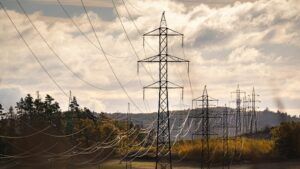 Stromleitungen als Symbol für neue Strompreisbremse in Österreich