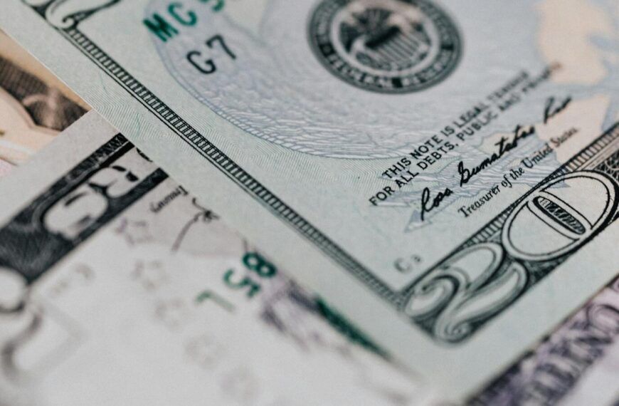 Euro-Bargeld und Geldbörse als Symbol für rechtzeitiges Geldabheben vor Bank-Einschränkungen