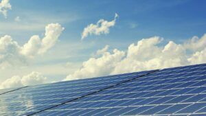 Solaranlage als Symbol für dynamische Strompreise und günstige Stromstunden