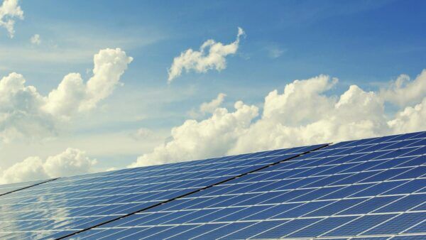 Solaranlage als Symbol für dynamische Strompreise und günstige Stromstunden