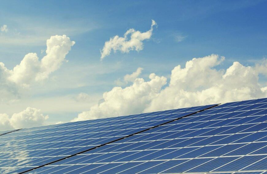 Solaranlage als Symbol für dynamische Strompreise und günstige Stromstunden