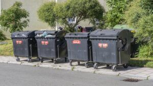 Mehrere graue Mülltonnen als Symbol für Abfallwirtschaft und Entsorgungskosten