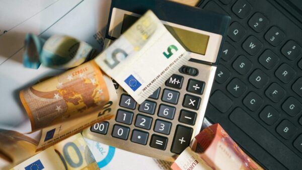 Euro-Banknoten und Taschenrechner als Symbol für steigende Gaspreise und Haushaltsbudget in Österreich