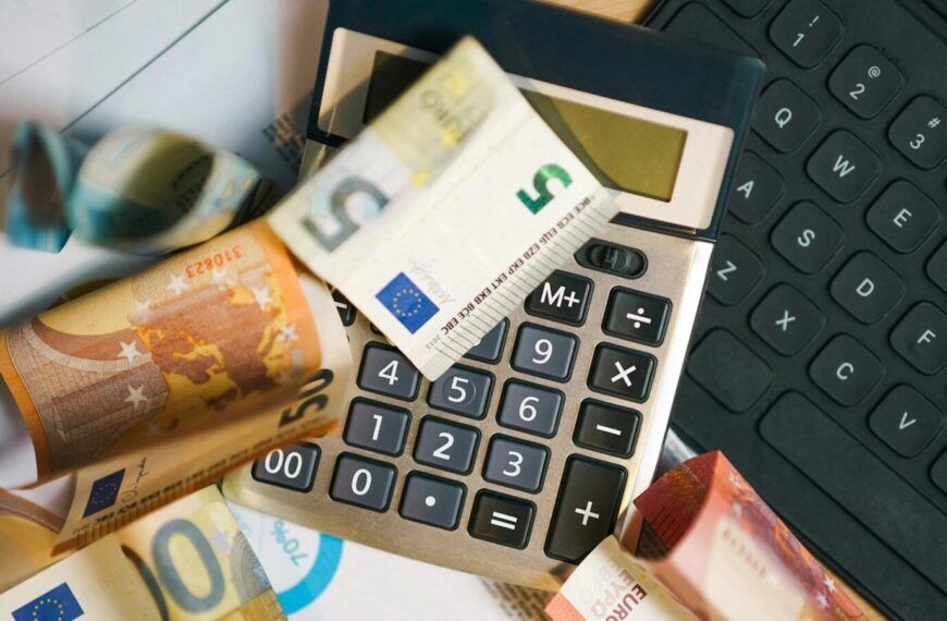 Euro-Banknoten und Taschenrechner als Symbol für steigende Gaspreise und Haushaltsbudget in Österreich