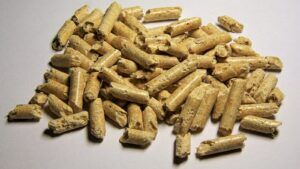 Holzpellets als Symbol für steigende Heizkosten und Pelletpreise in Österreich