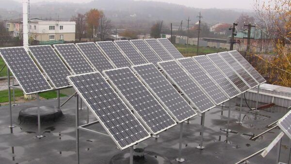 Photovoltaik-Anlage auf einem Dach in Österreich als Symbol für PV-Förderung und Stromspeicher-Zuschuss