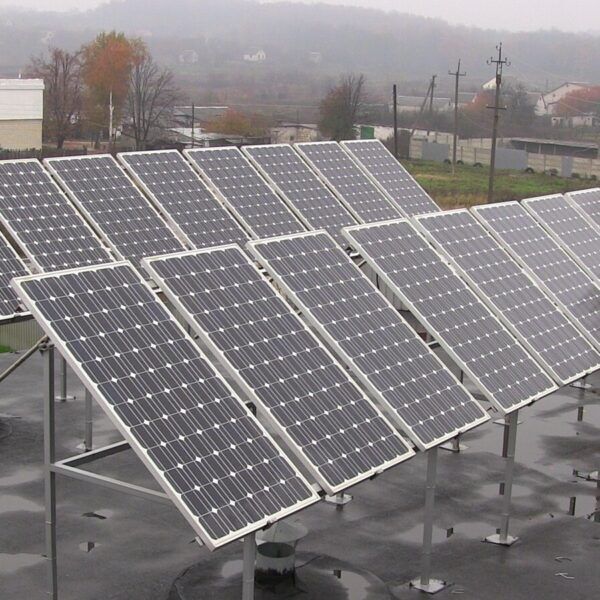 Photovoltaik-Anlage auf einem Dach in Österreich als Symbol für PV-Förderung und Stromspeicher-Zuschuss