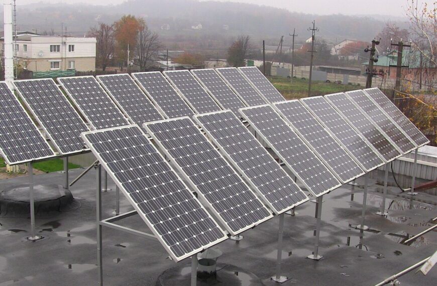 Photovoltaik-Anlage auf einem Dach in Österreich als Symbol für PV-Förderung und Stromspeicher-Zuschuss