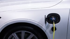 Elektroauto lädt an einer Ladestation als Symbolbild für Sachbezug bei E-Firmenautos