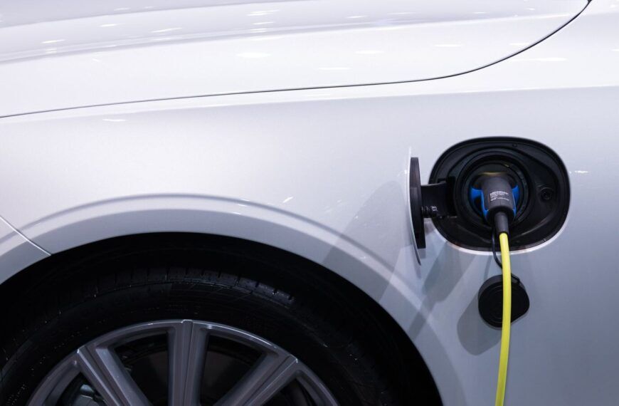 Elektroauto lädt an einer Ladestation als Symbolbild für Sachbezug bei E-Firmenautos