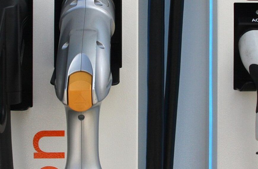 Nahaufnahme von Ladeanschlüssen einer E-Auto-Ladestation in Österreich
