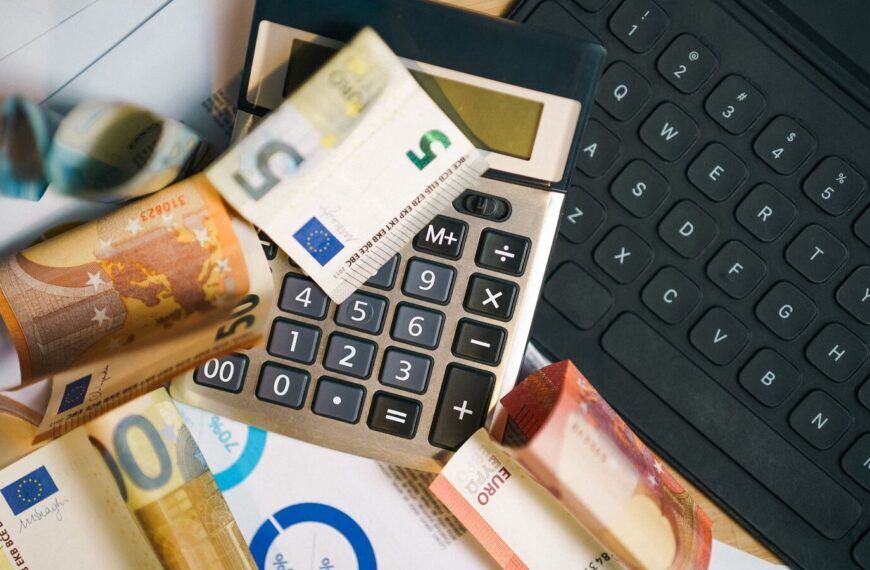 Euro-Banknoten und Taschenrechner als Symbol für Energiepreise und Haushaltskosten in Österreich