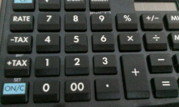 Steuerunterlagen und Taschenrechner als Symbolbild für Budget, Steuern und Sparen