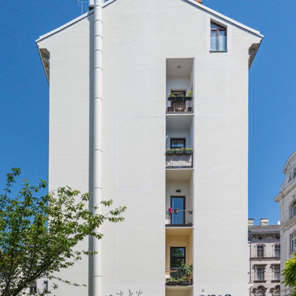 Wiener Wohngebäude und Balkone als Symbol für steigende Wohnkosten in Wien