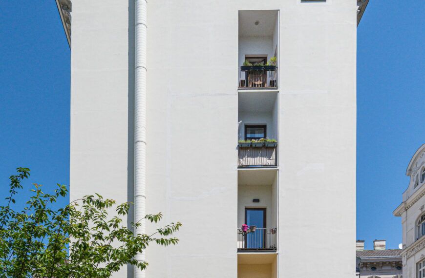 Wiener Wohngebäude und Balkone als Symbol für steigende Wohnkosten in Wien